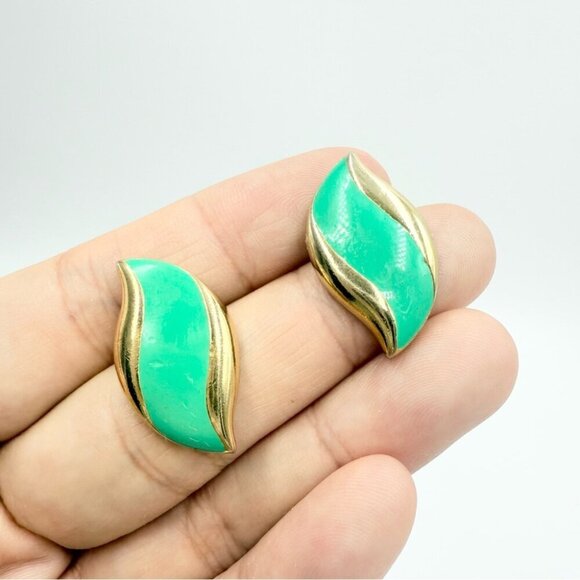 Vintage Monet Green and Gold Enamel Leaf Earrings - Picture 3 of 6